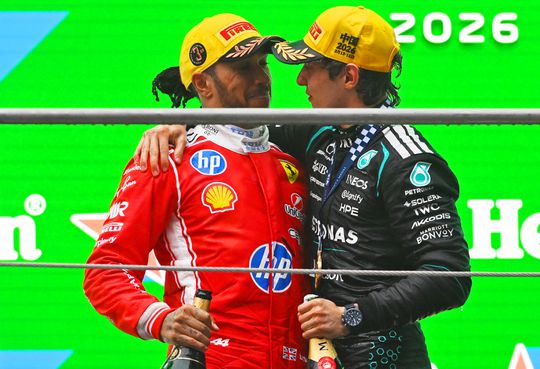 Dolblije Lewis Hamilton op podium in Shanghai: 'Leukste race die ik in jaren gereden heb'