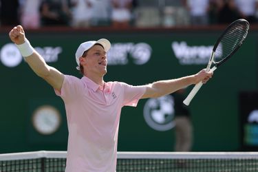Toptennisser Jannik Sinner overleeft thriller en gaat met meer dan 1,1 miljoen euro naar huis dankzij eerste titel