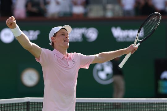 Toptennisser Jannik Sinner overleeft thriller en gaat met meer dan 1,1 miljoen euro naar huis dankzij eerste titel