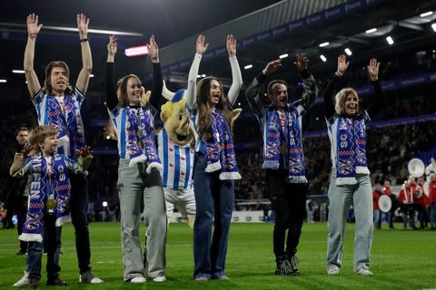Olympisch kampioenen Femke Kok en Jorrit Bergsma als helden onthaald in bomvol Eredivisie-stadion