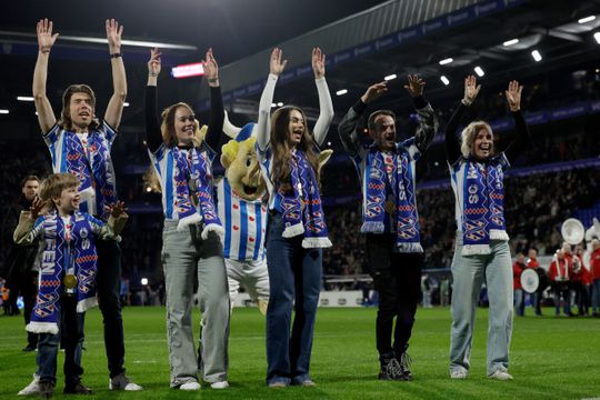 Olympisch kampioenen Femke Kok en Jorrit Bergsma als helden onthaald in bomvol Eredivisie-stadion