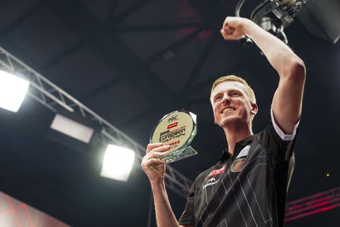 Nederlandse topdarter (24) grijpt eerste titel op televisie: wereldkampioen eenvoudig verslagen