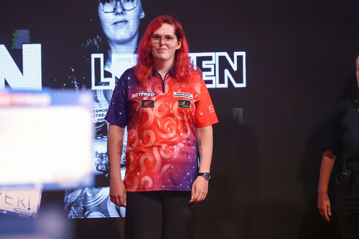 Fallon Sherrock neemt het op voor dartster Noa-Lynn van Leuven: 'Vreselijk hoe er met haar is omgegaan'