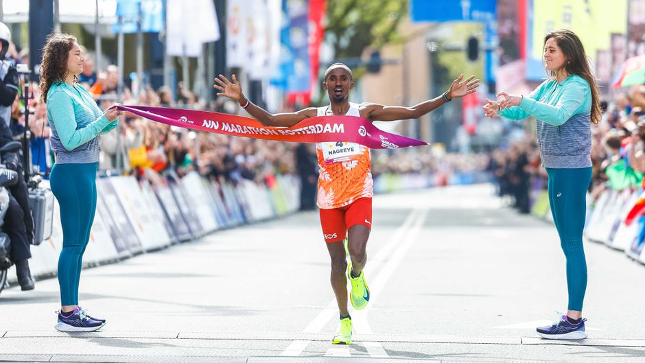 Abdi Nageeye grapt na nationaal record in Rotterdam: 'Vanmorgen dacht ik: ik heb een marathon gelopen'