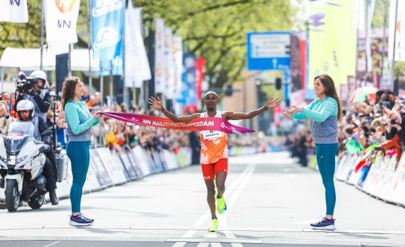 Abdi Nageeye grapt na nationaal record in Rotterdam: 'Vanmorgen dacht ik: ik heb een marathon gelopen'