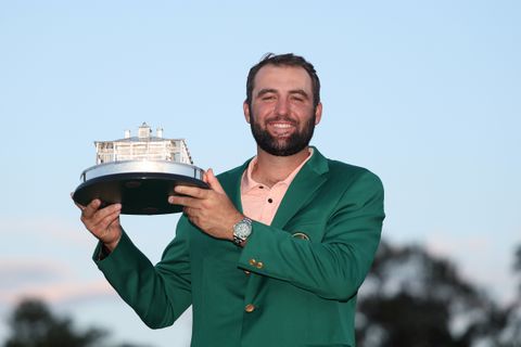 Miljoenen dollars, een peperduur jasje en een hoogzwangere vrouw: golfer Scottie Scheffler wint prestigieuze Masters