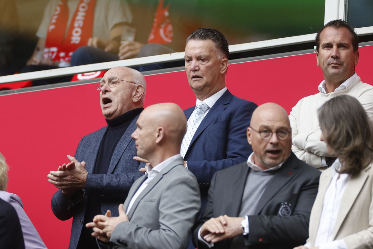 'In belang van Nederlands voetbal moet Louis van Gaal Ajax-trainer worden'