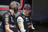 Max Verstappen met een medewerker van Red Bull. © Getty Images