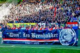 Spelers en fans van Feyenoord met een spandoek ter ere van de overleden Leo Beenhakker. © Pro Shots