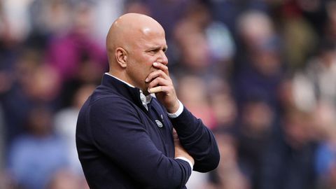 Arne Slot en Virgil van Dijk beleven emotionele dag bij Liverpool: 'Getraumatiseerd door wat er is gebeurd'