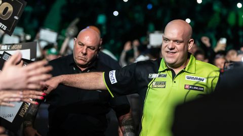 Zorgen om 'aangeschoten wild' Michael van Gerwen nemen toe: 'Het wordt hem af en toe te veel'