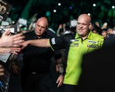 Zorgen om 'aangeschoten wild' Michael van Gerwen nemen toe: 'Het wordt hem af en toe te veel'