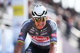 Vader Adrie maakt zich zorgen na wangedrag richting Mathieu van der Poel: 'Het gaat van kwaad tot erger'