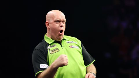 Michael van Gerwen zorgt met opvallende actie voor twijfel: 'Had het gevoel dat-ie een spelletje met me speelde'