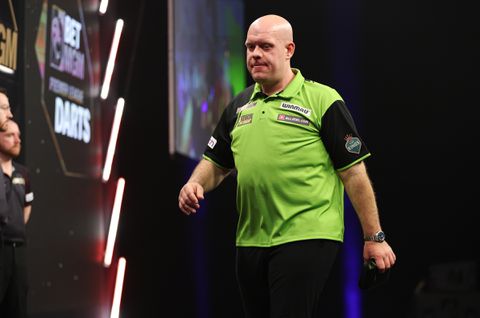 Zwalkende Michael van Gerwen krijgt met waardeloos gemiddelde gigantisch pak slaag in eigen achtertuin