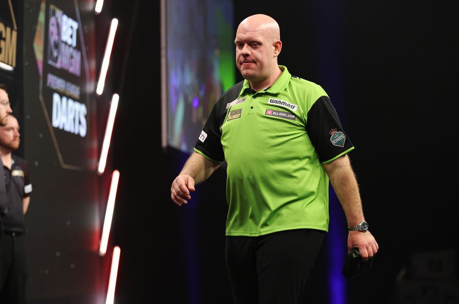 Zwalkende Michael van Gerwen krijgt met waardeloos gemiddelde gigantisch pak slaag in eigen achtertuin