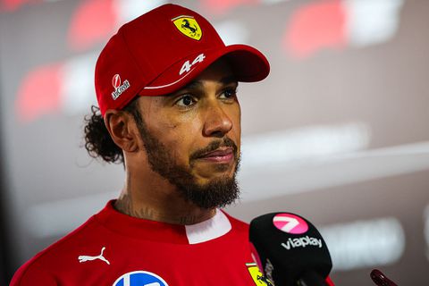 Lewis Hamilton komt met opmerkelijke reden voor rampzalige start: 'Voor het eerst dat ik dat doe'