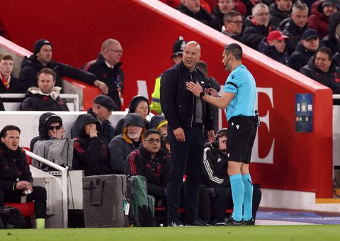 Arne Slot vol onbegrip na Liverpool - PSG: 'Ben niet verbaasd dat ook deze beslissing tegenzit'