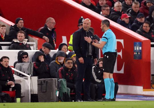 Arne Slot vol onbegrip na Liverpool - PSG: 'Ben niet verbaasd dat ook deze beslissing tegenzit'