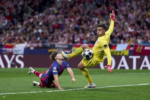 Gruwelijke botsing tijdens FC Barcelona - Atlético Madrid: speler krijgt noppen vol in het gezicht