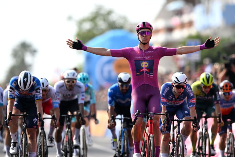 Jonathan Milan boekt tweede ritzege in Giro na ijzersterke sprint, Fabio Jakobsen komt hard ten val in finale