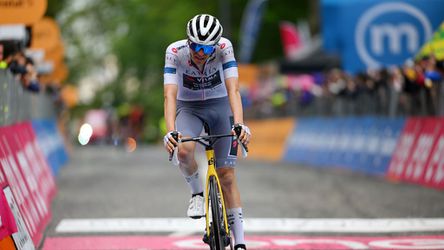 Alweer een fikse domper voor Visma | Lease a Bike: wittetruidrager Cian Uijtdebroeks stapt af in Giro d'Italia