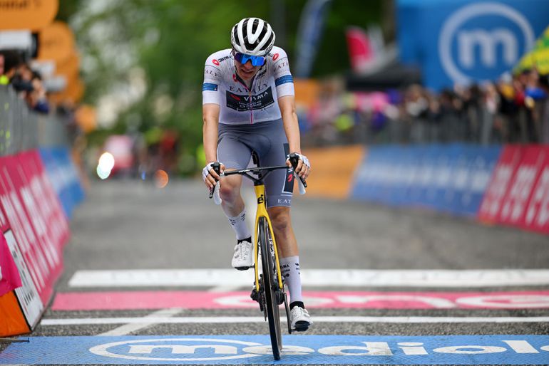 Alweer een fikse domper voor Visma | Lease a Bike: wittetruidrager Cian Uijtdebroeks stapt af in Giro d'Italia