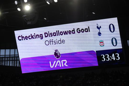 Premier League schaft VAR mogelijk af: clubs stemmen binnenkort over voorstel