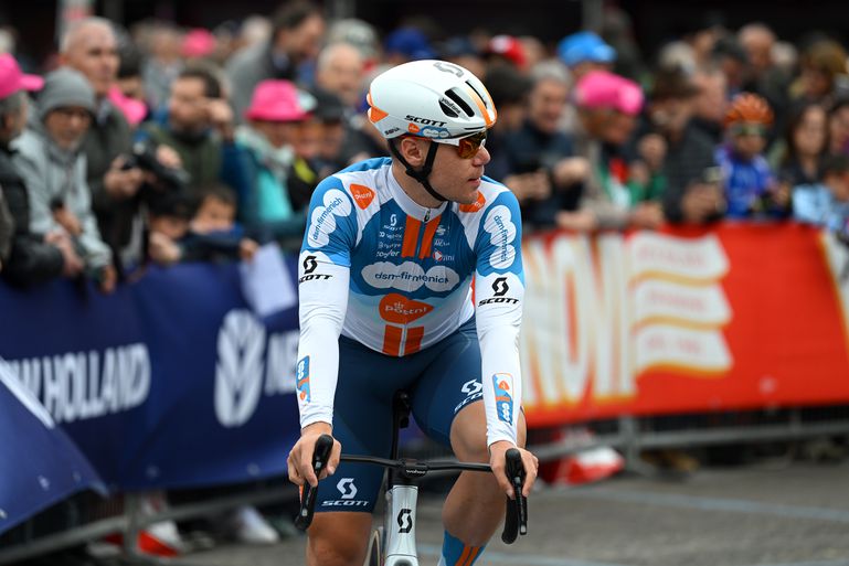 Fabio Jakobsen rijdt balend rond in de Giro d'Italia: 'Met dit lijf kom ik niet aan sprinten toe'