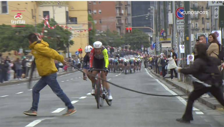 Chaos in Giro d'Italia: boren activisten vlak voor finish ritzege Taco van der Hoorn door de neus?