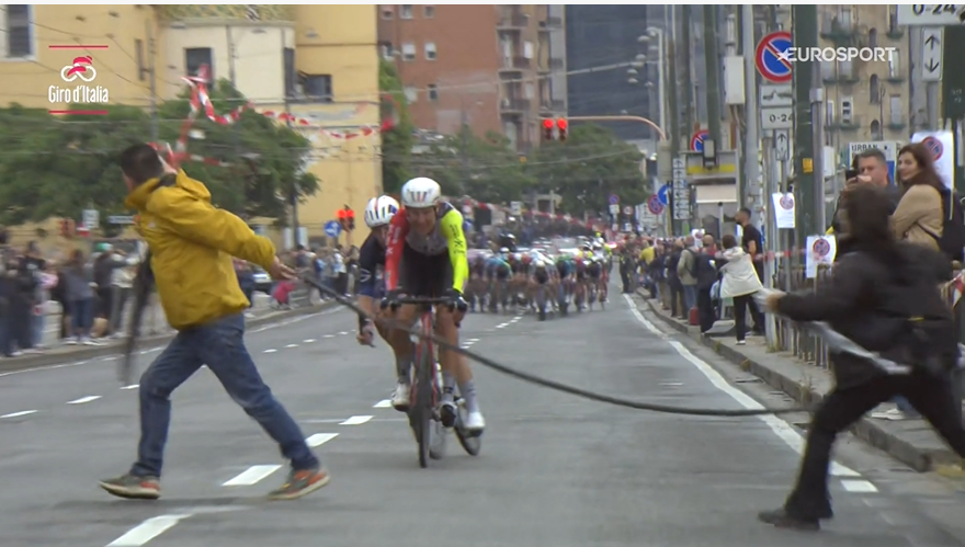 Nederlandse renner ontsnapt aan drama in Giro d'Italia: 'Opeens stond hij voor mijn neus'