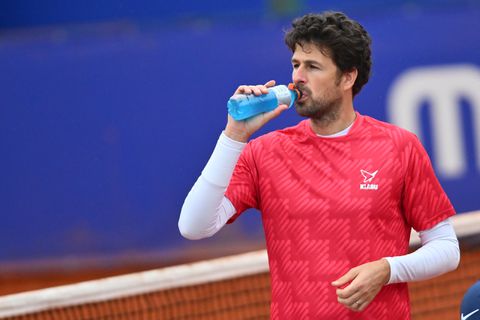 Partner van Nederlandse tennisser schrijft aangrijpend bericht: 'Ik werd wakker in een nachtmerrie van pijn en verdriet'