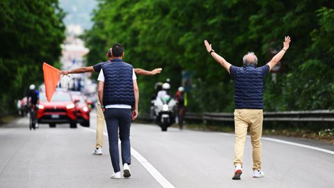 Angstige renners laten finish in Napels lopen, Groves sprint naar zege in bizarre etappe Giro d'Italia