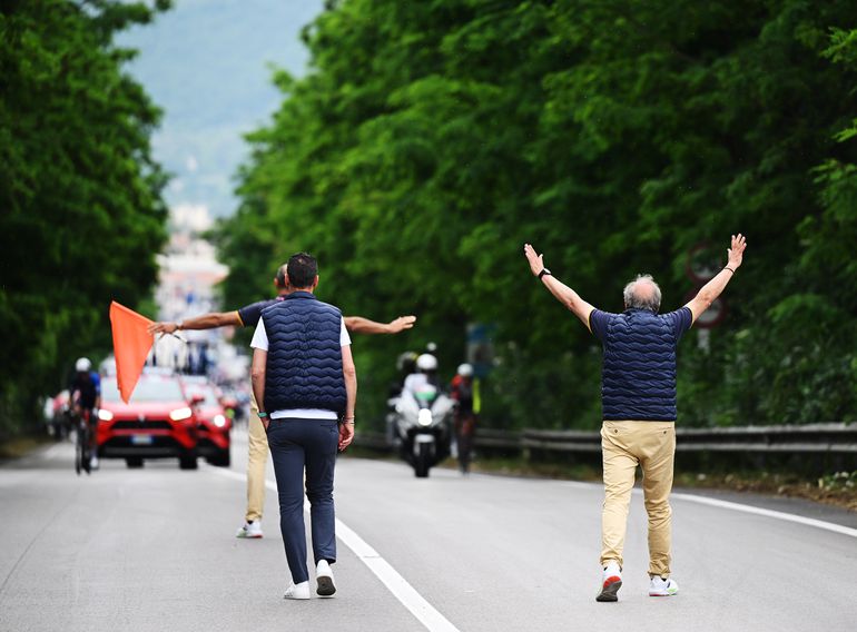 Angstige renners laten finish in Napels lopen, Groves sprint naar zege in bizarre etappe Giro d'Italia