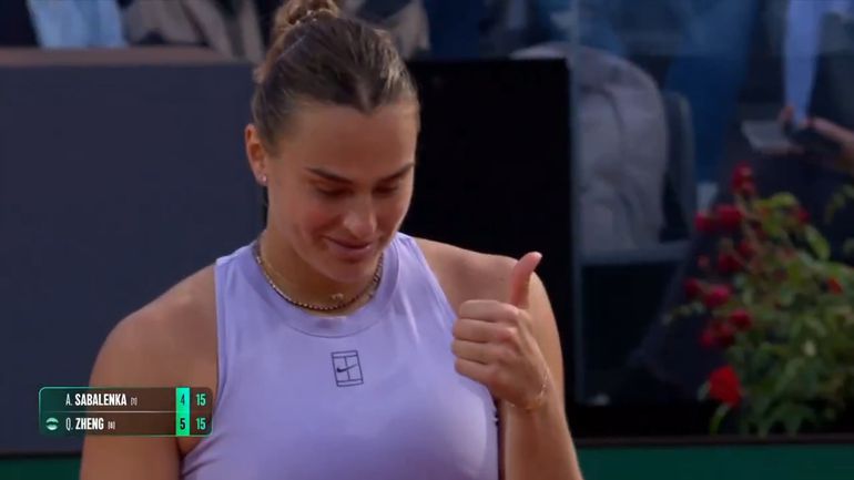 Bizarre service zorgt voor cynisch duimpje bij toptennisster Aryna Sabalenka: 'Nog nooit zoiets gezien'