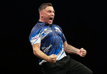 Topdarter Gerwyn Price krijgt gouden beloning voor historische negendarter in Premier League