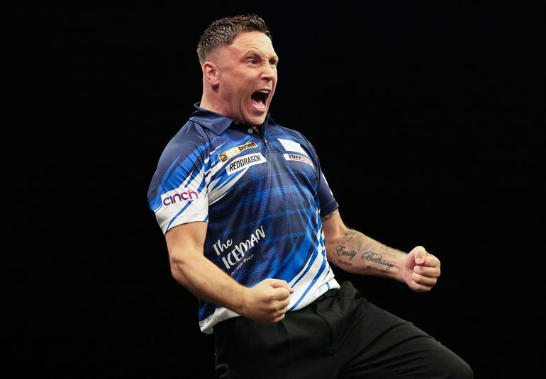 Topdarter Gerwyn Price krijgt voor tweede keer cadeau van goud na historische negendarter