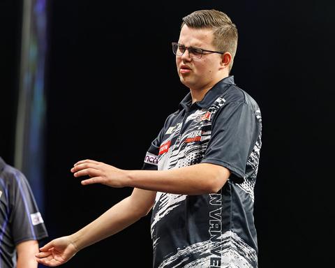 Topdarter Gian van Veen toont zich strijdvaardig na drama in Premier League: 'Het doet natuurlijk pijn'