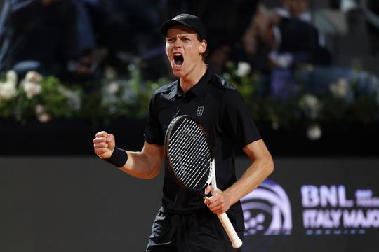 Toptennisser Jannik Sinner profiteert van onderbreking na slijtageslag met Danill Medvedev in Rome
