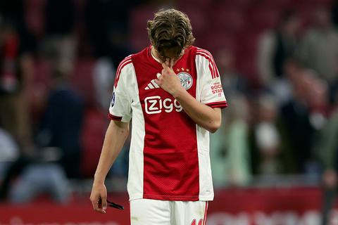 Zware domper voor Mika Godts: meest waardevolle Ajacied reist niet mee naar het WK voetbal