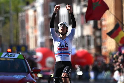 Topfavoriet Tadej Pogacar jaagt op historische Giro-Tour dubbel: 'Het is een helse klus, maar ik ga ervoor'