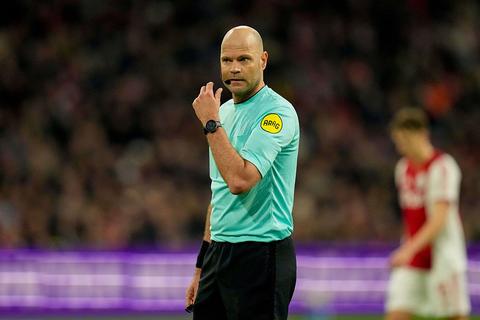 Veelbesproken arbiter Rob Dieperink 'teleurgesteld' over gevolgen van arrestatie in Engeland: 'Doet mij veel verdriet'