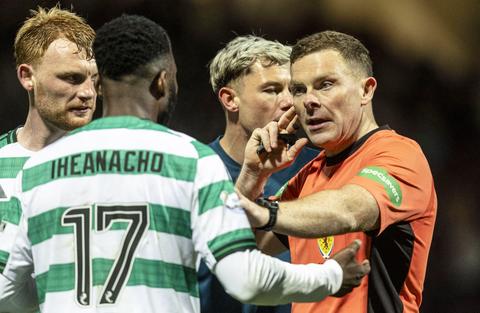 Bizarre wending in Schotse titelstrijd: scheidsrechter vreest voor veiligheid na omstreden penalty