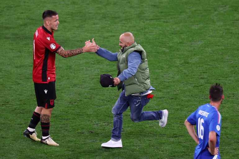 Supporter Albanië zit eigen ploeg dwars met veldbestorming tijdens EK-duel tegen Italië