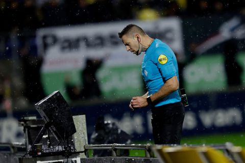 Nederlands VAR-duo tijdens Roemenië - Oekraïne voor het eerst in actie op EK voetbal