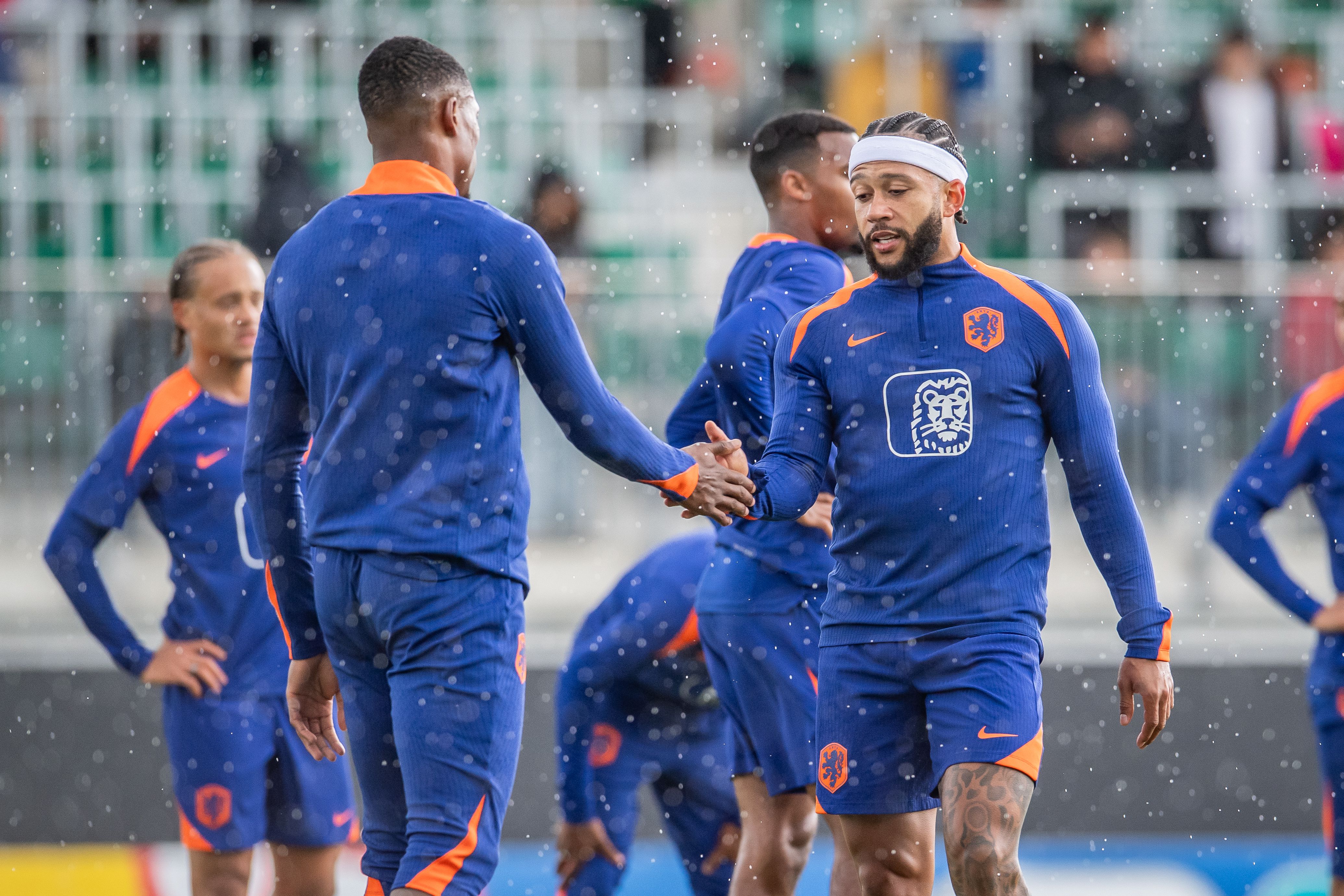 Memphis Depay Heeft Zijn Zweetband Laten Personaliseren In Aanloop Naar ...