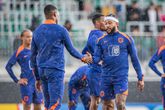 Memphis Depay heeft zijn zweetband laten personaliseren in aanloop naar eerste EK-duel