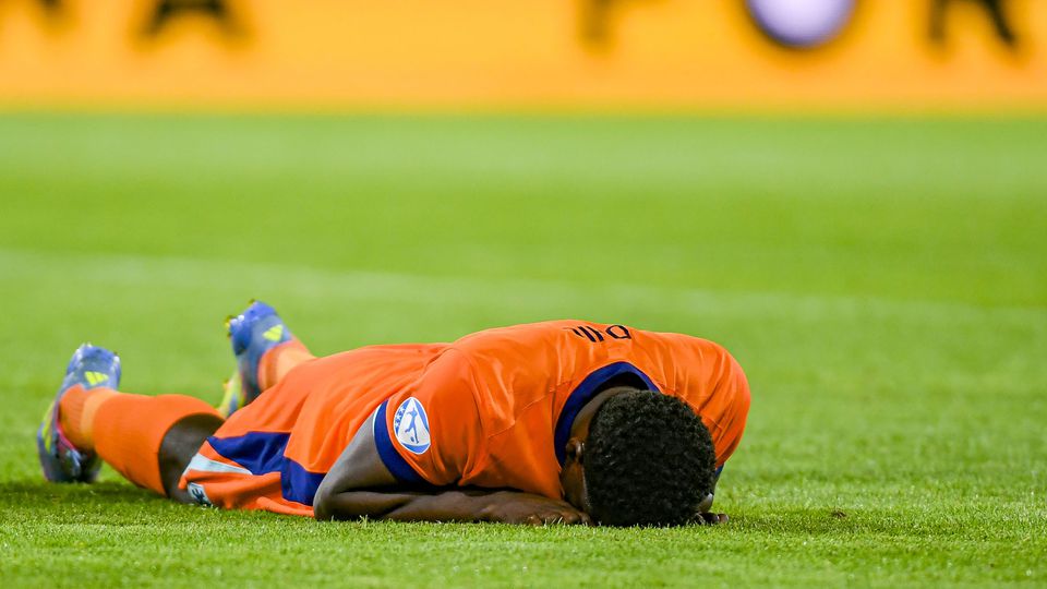 Veelbesproken Jong Oranje-spits zichtbaar geëmotioneerd: aanvaller slaat handen voor zijn ogen image