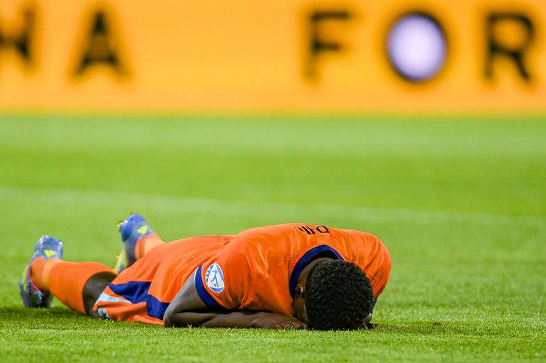 Veelbesproken Jong Oranje-spits zichtbaar geëmotioneerd: spits slaat handen voor zijn ogen