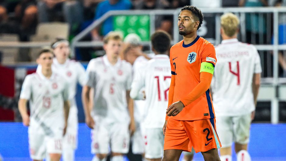 Jong Oranje-aanvoerder fakkelt eigen team volledig af na miskleun op EK: 'Drie keer niks, écht schandalig'